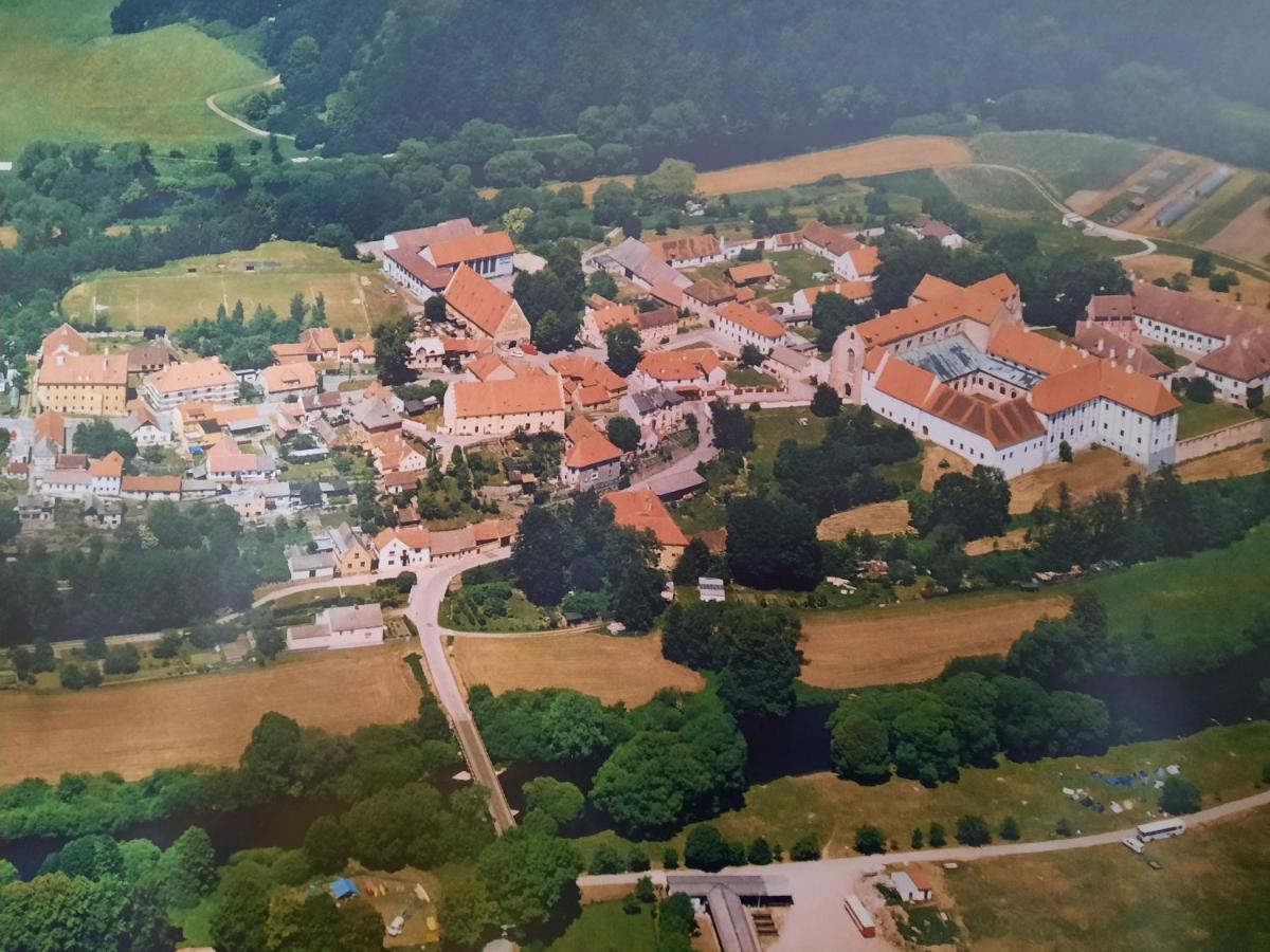 Penzion Zahrada Nad Rekou, Restaurace A Kavarna - Parkovani Gratis Zlatá Koruna Zewnętrze zdjęcie