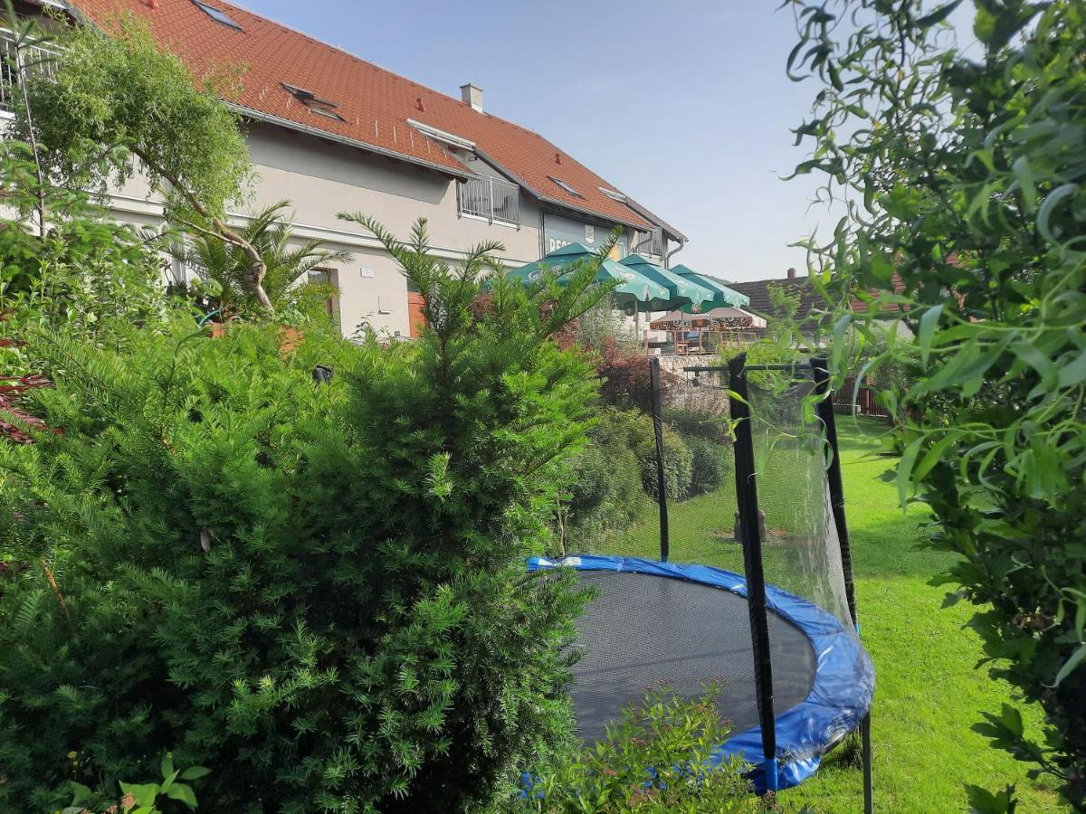 Penzion Zahrada Nad Rekou, Restaurace A Kavarna - Parkovani Gratis Zlatá Koruna Zewnętrze zdjęcie